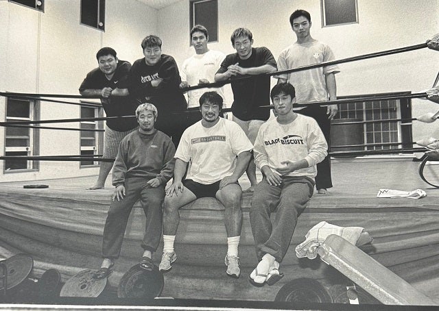 「こんな写真が出て来た」元プロレスラー・小橋建太がレスラーたちとの「1998年」当時の懐かしい写真を公開