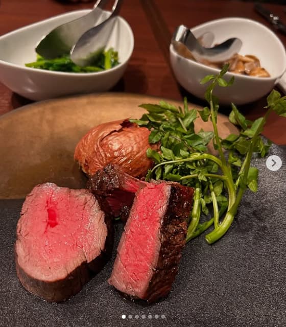 女優・葉月里緒奈、東京タワーが間近に見えるレストランでお肉を満喫！