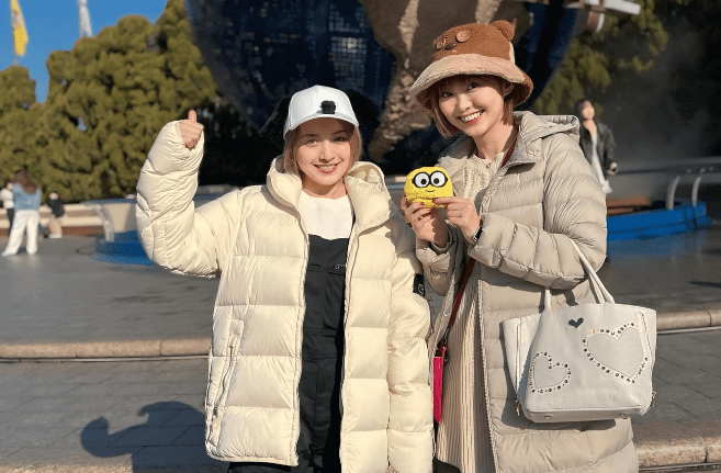 「可愛い！」美女レーサー、”彼女”と表現したモータースポーツ仲間とユニバへ！デートショットにファン歓喜