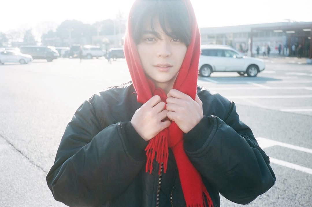 「神々しい」timelesz・佐藤勝利、日差しを全身に受けた眩しすぎるショットをファンに大公開！