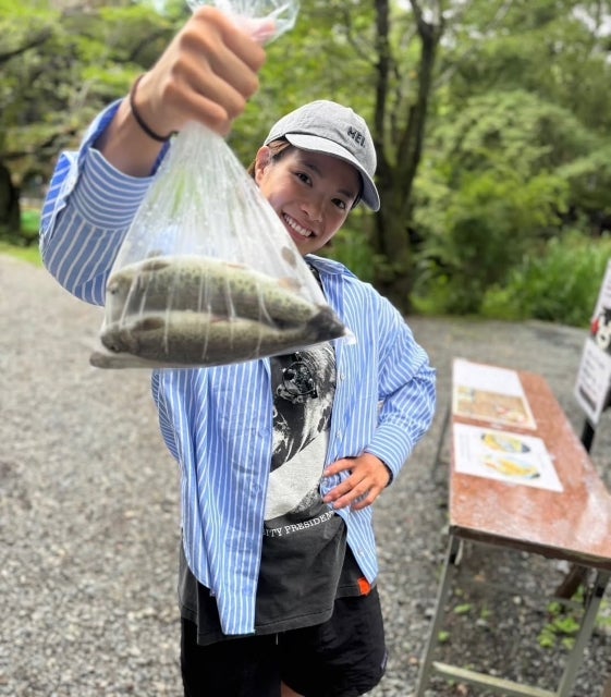 阿部詩、「ニジマス7匹ゲット」で笑顔炸裂。袋ごと掲げた勝利の一枚が爽快すぎた