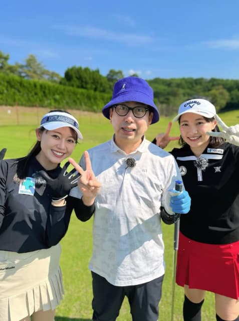 「おいでやす小田さんとかえでちゃんと撮影したよー」プロゴルファー・三浦桃香が仲良くスリーショット