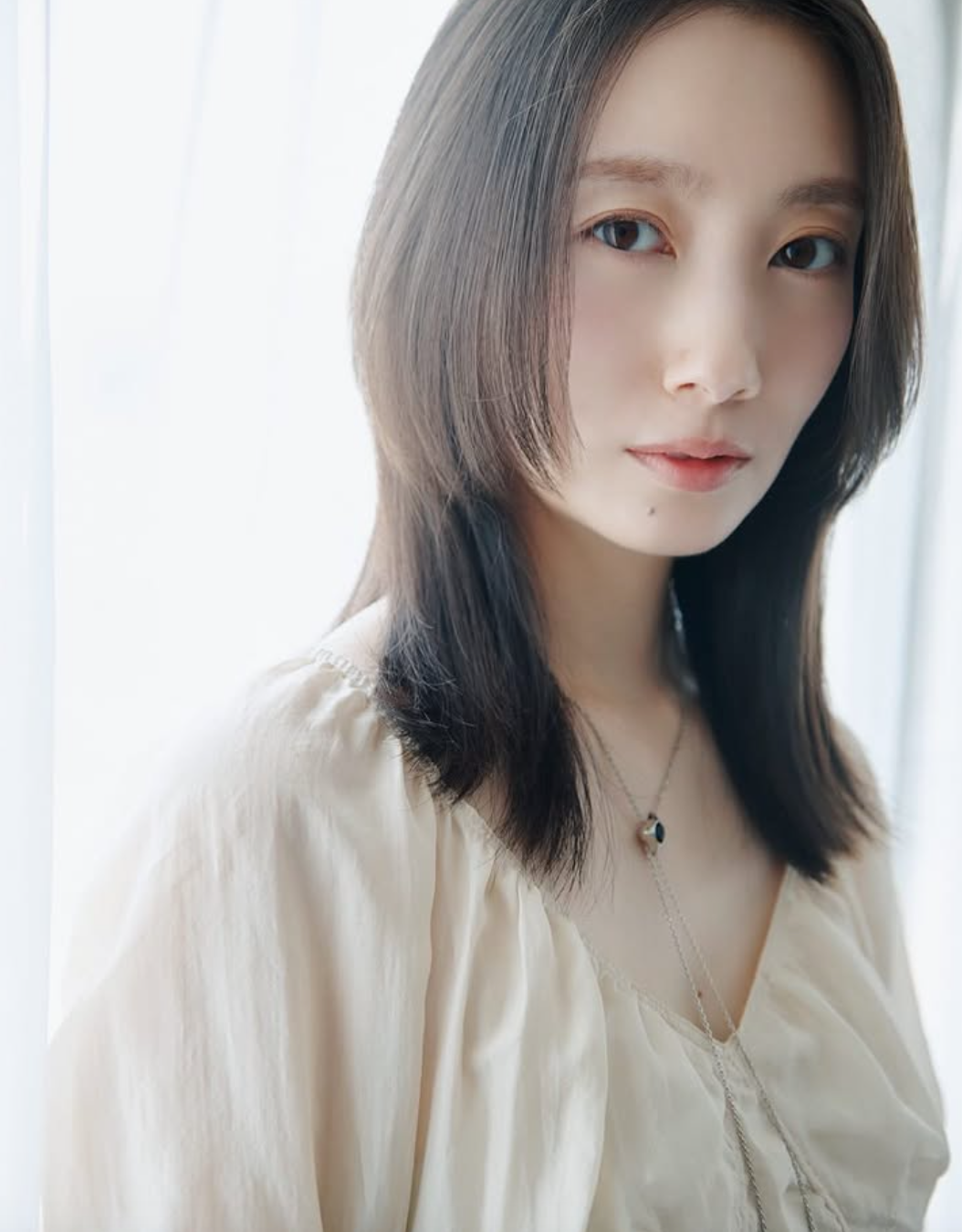 透明感あふれる笑顔」波瑠、新ビジュアル公開に「癒される」「可愛い