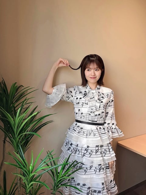 日向坂46・松田好花、“音符まみれ”の衣装を公開！