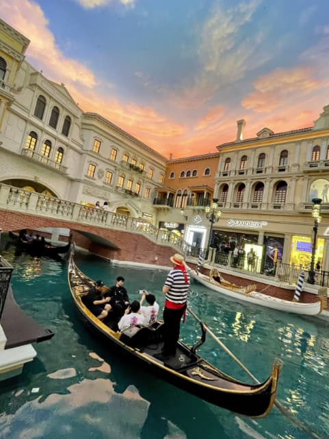 「ラスベガスって船も乗れるんやな！」ストリーマー・ハイタニがラスベガスでゴンドラへ