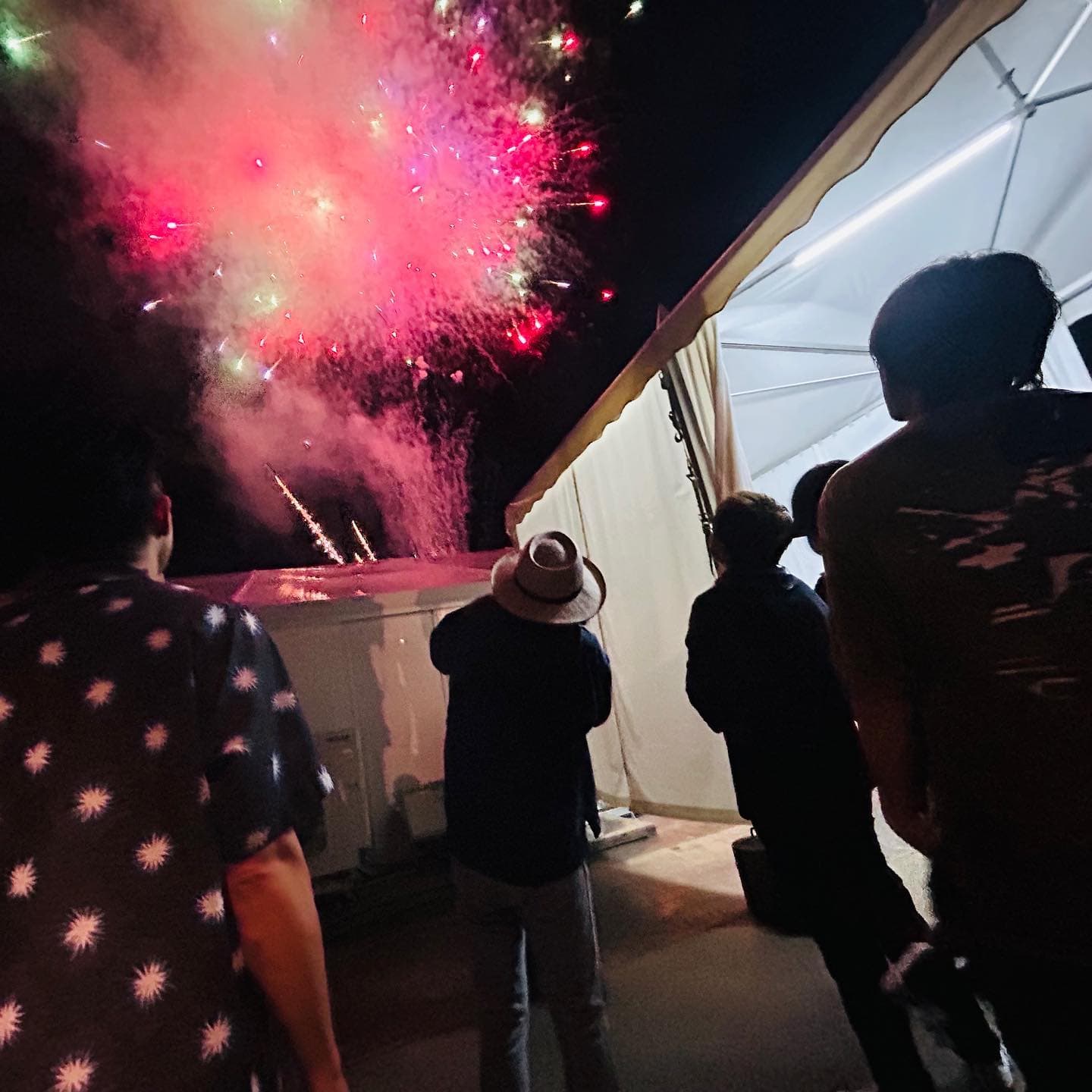 back numberがSWEET LOVE SHOWER 2023のオフショットを公開❗️3人で花火🎇を眺める姿も❗️