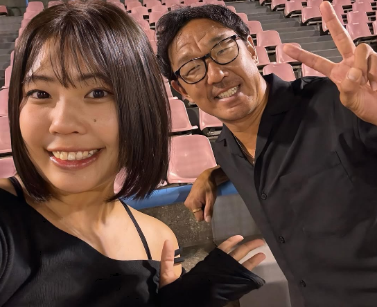 「パ・リーグ新人王の人やん！」野球美女子、元プロ野球・八木智哉と観客席で見せた"記念2ショット"を披露！ファン歓喜