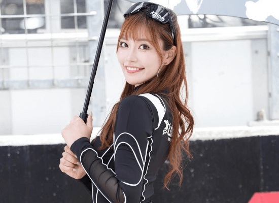 「超可愛いです」人気レースクイーン、サーキットで披露した”アシンメトリー・コスショット”が可愛いとファン魅了