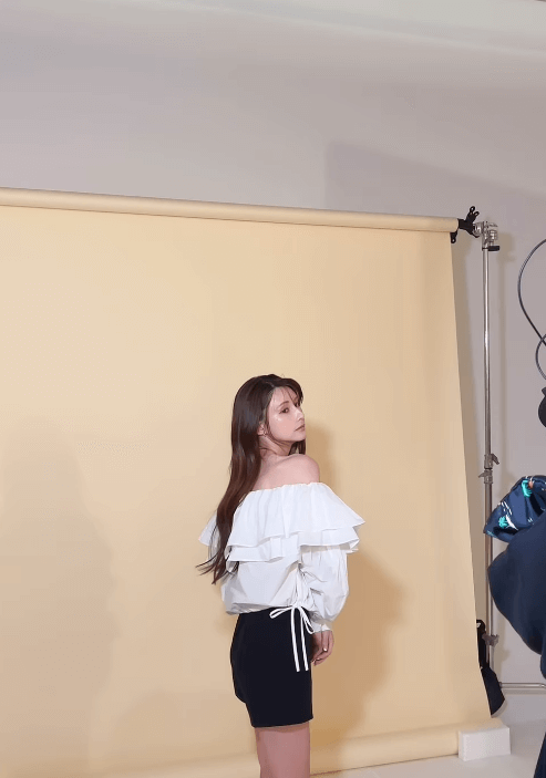 「カメラマンに敬礼！」ダレノガレ明美が色気MAXのムービーを披露し、ファン陶酔！