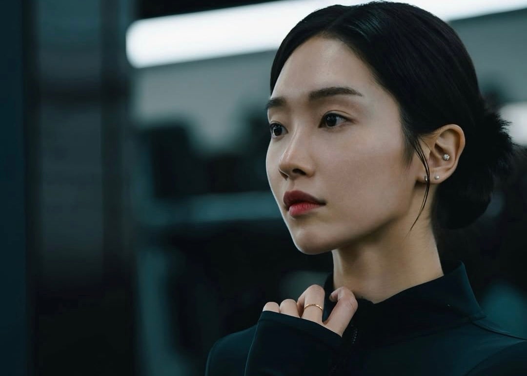 美ライン際立つ競泳水着姿！ライムグリーン×ネイビーで魅了する美女スイマー