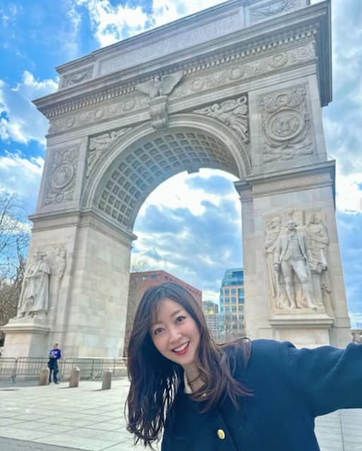 黒川智花、ニューヨークにある凱旋門を訪問。憩いの場でにっこりショットを投稿