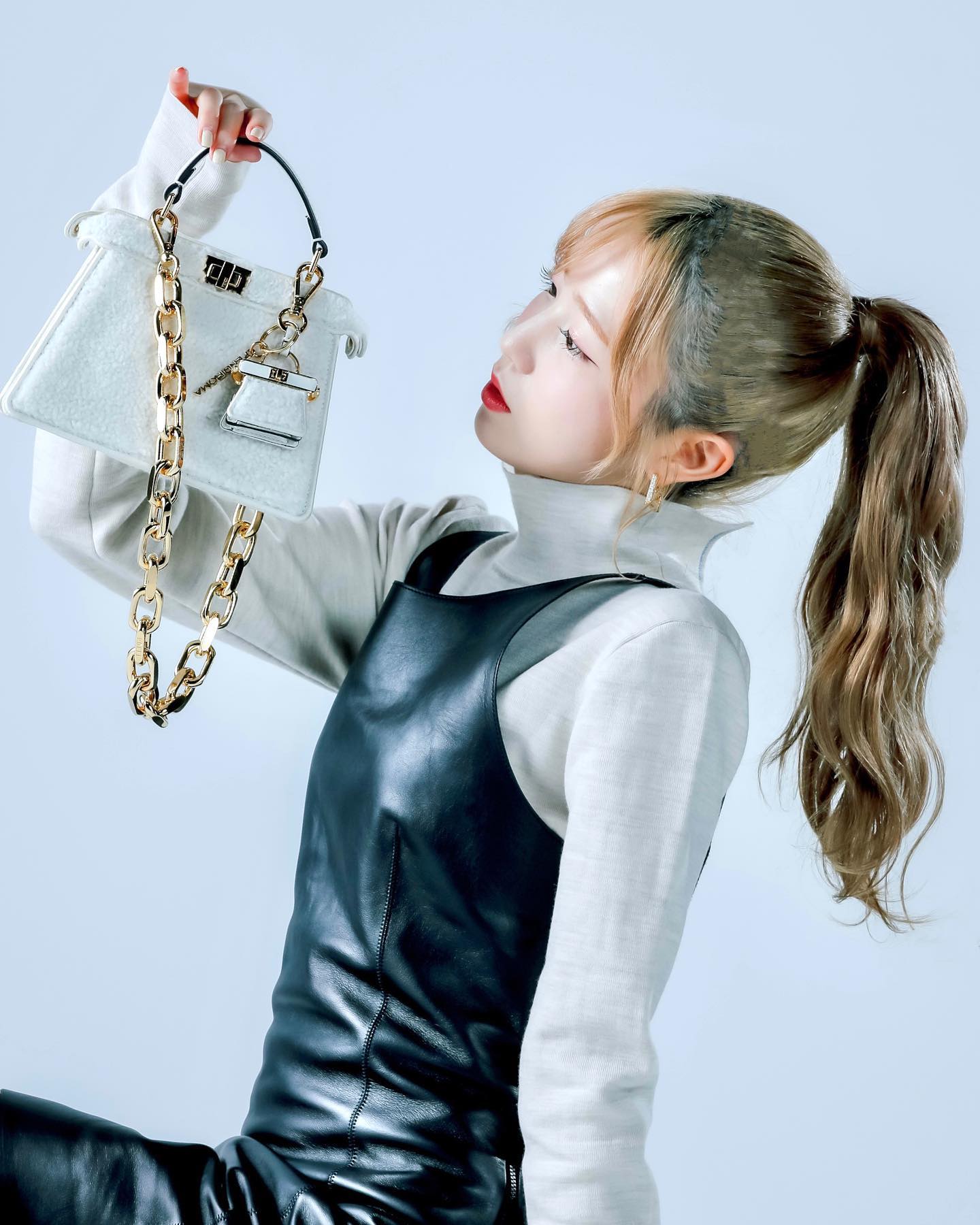 「最高のモデル😍」本田仁美がFENDIのアイコンバッグと撮影📸