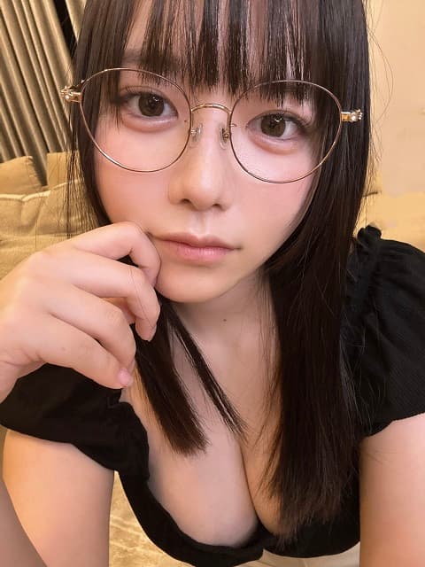 メガネは有りor無し？東雲うみの悩ましショットにファンから様々な意見が殺到！