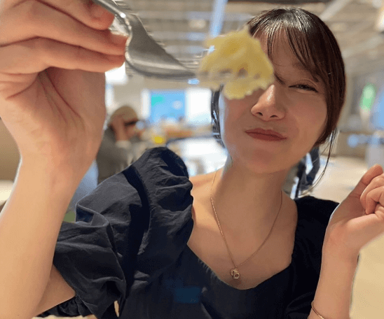 「前に座りたいっす！」野球美女子、ディナータイムで魅せた”はいどうぞ・ショット”にファン荒ぶる！「食べに行くのでそのままStayで！」