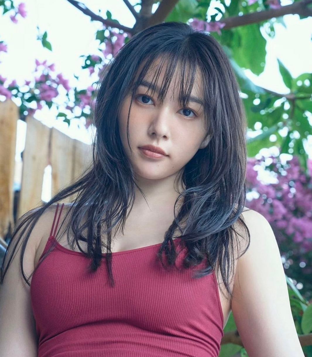 あの超人気女優が10周年写真集を発売！