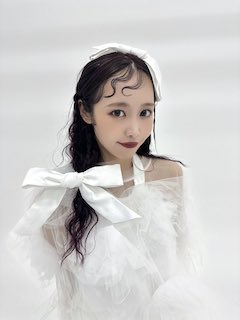 人気急上昇中アイドル、真っ白ドレスの1枚にいいね殺到「可愛いすぎる…」と話題に