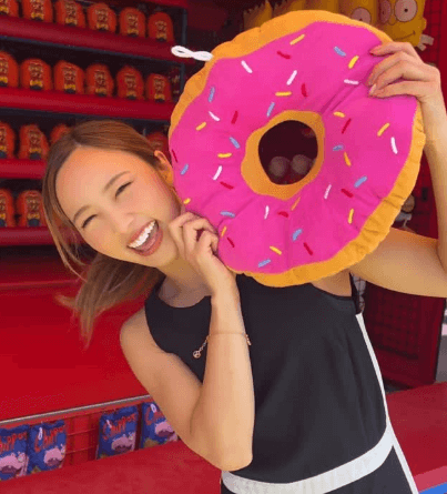 「可愛い、店員も楽しそう」野球美女子、海外ユニバで巨大ドーナツゲット！コントロールと美貌に反響「魅力がバレてしまいましたね」