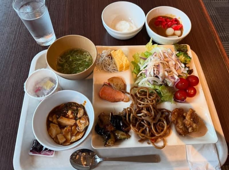 「朝ごはんに映るクロちゃん(笑)」ほっこりサプライズにファンからのコメント殺到‼