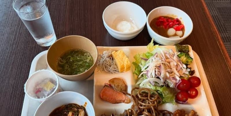 「朝ごはんに映るクロちゃん(笑)」ほっこりサプライズにファンからのコメント殺到‼