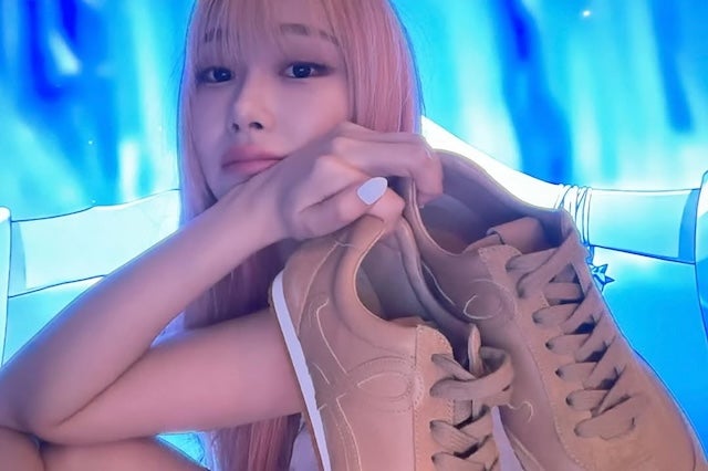 aespaのジゼルがLOEWEのスニーカーを着用！写真にはジブリ作品とのツーショットも