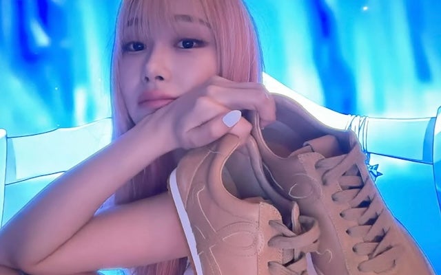 aespaのジゼルがLOEWEのスニーカーを着用！写真にはジブリ作品とのツーショットも