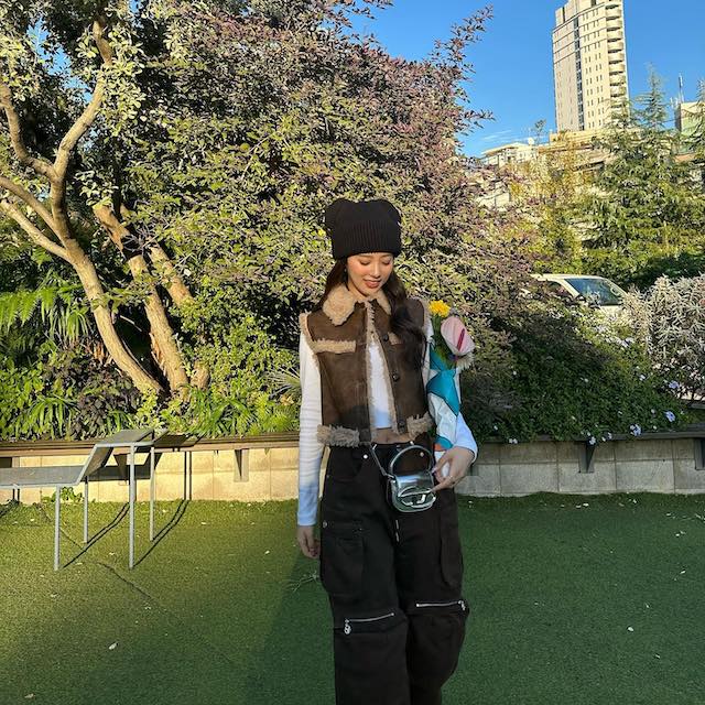 「どんな服のテイストでもにあう！！😍🔥」🐻のニット帽をかぶった中町綾の秋コーデ🍂 がオシャレすぎる👑