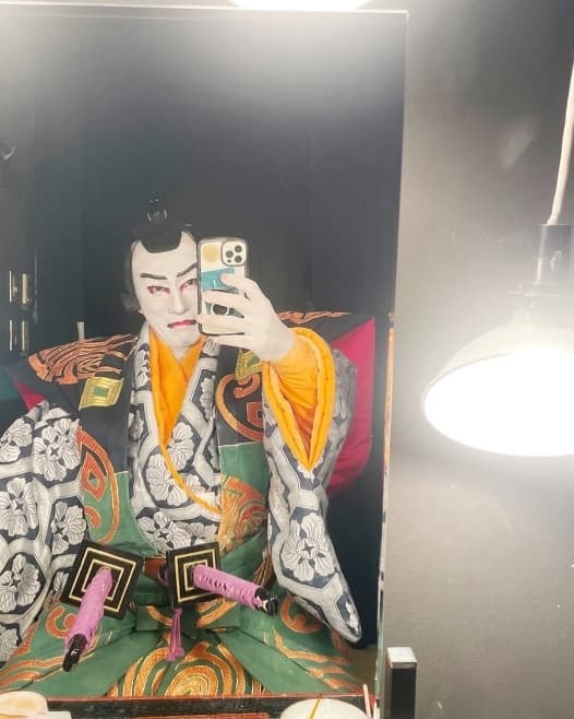 「1秒の奇跡！？」あの歌舞伎俳優〇〇が舞台裏で1秒の余裕をゲットして撮影成功！
