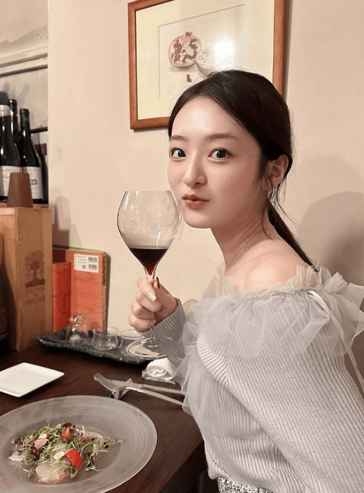 人気モデルの神谷明采「ワインと見せかけ…」公開の鬼カワショットにファン「超綺麗」とうっとり