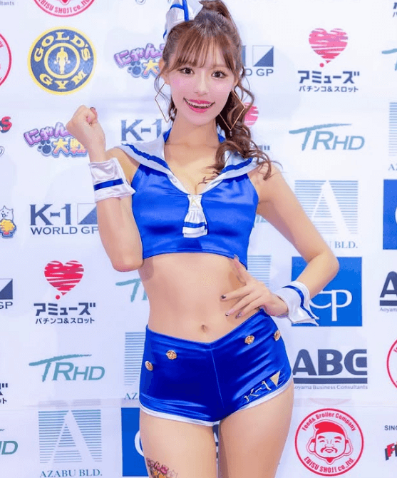 「スタイル抜群！」人気ラウンドガール、ヘソ出しのブルーコスチューム姿が美しすぎると話題に「キュンキュン」