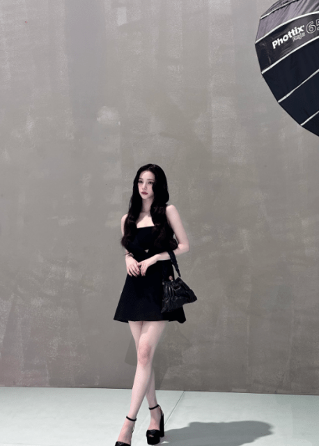 aespa・KARINA「黒ミニワンピで美脚あらわ」なショットにファン歓喜！