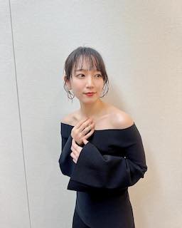 美人女優 デコルテ全開!!スタイル抜群ショットにいいね殺到「大人の女性…」