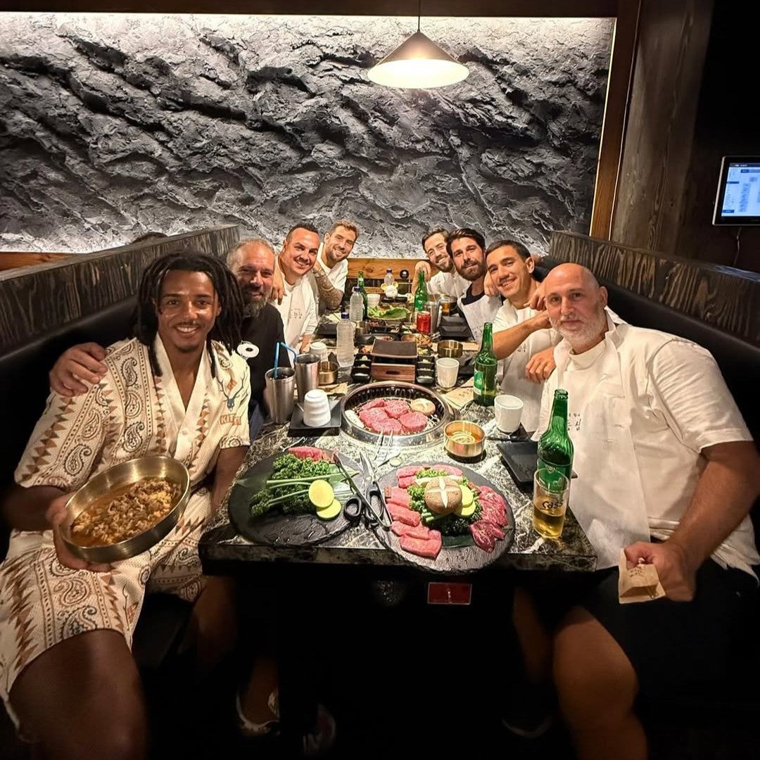 バルサのイニゴ、韓国焼肉を楽しむオフショを投稿し話題に！バルサのおしゃれ番長〇〇の姿も注目を集める