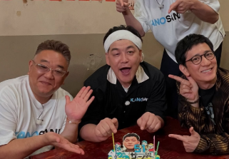 「全員クセ強すぎ（笑）」アンタッチャブル柴田、“トミーを祝う男達”ショットがじわじわくると話題