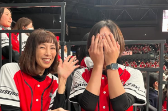 大林素子、エリカの人生初始球式に感激！