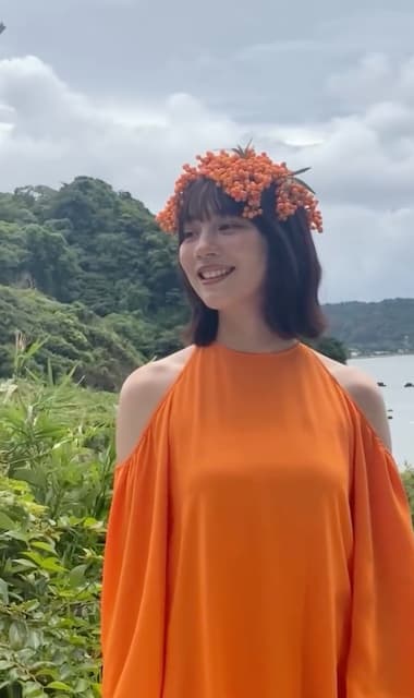 「オレンジのお花の妖精かと思いました」のん、肩出しドレスのオフショットを披露！