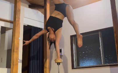 「美人さんで素晴らしいボディライン」ハンドバランス美女、ワンハンドで回る”麗しのメリーゴーランド”を披露！