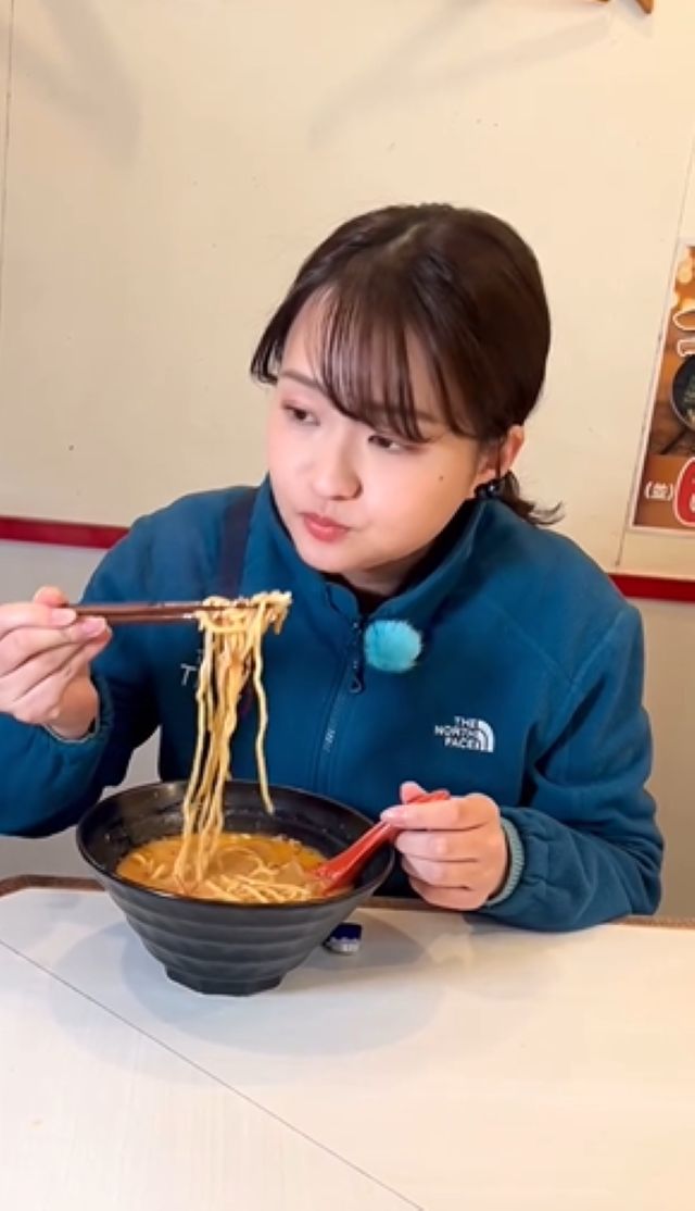 朝から豪快な食べっぷり！TBSアナウンサー篠原梨菜・早朝グルメでスタミナたっぷりなラーメンを頬張る