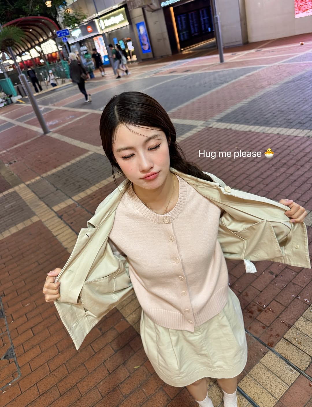 「Hug me please」人気女優の愛らしい“ハグショット”にファン胸キュン