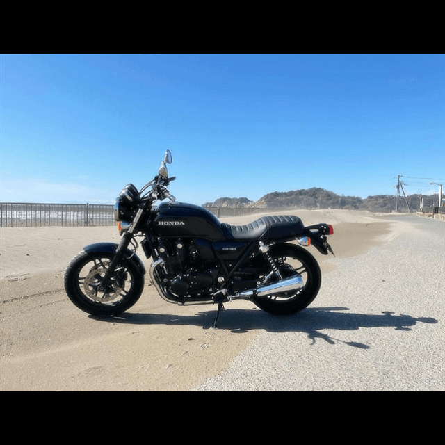 浅野忠信が海をバックにワイルドな「cb1100」フォトを披露！