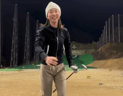 「笑顔が可愛い！」美女ゴルファー、打ちっぱなし場で公開した”クルクルスイング”にファン白熱！「エンジョイゴルフ、カッコいい」