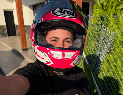 話題の美女ライダー、夏のオフショットを公開！リラックスムード全開の“素顔”に反響