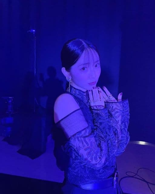 「本当に素敵なチーム」鈴木愛理、あの歌手の楽曲をカバーした時の懐かしショットを公開！