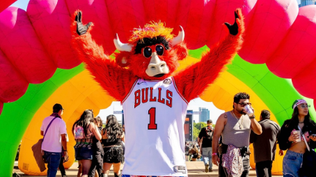 Bennyがフェスでまさかの“降臨”！？シカゴ・ブルズ公式が公開した異色の共演にファン歓喜