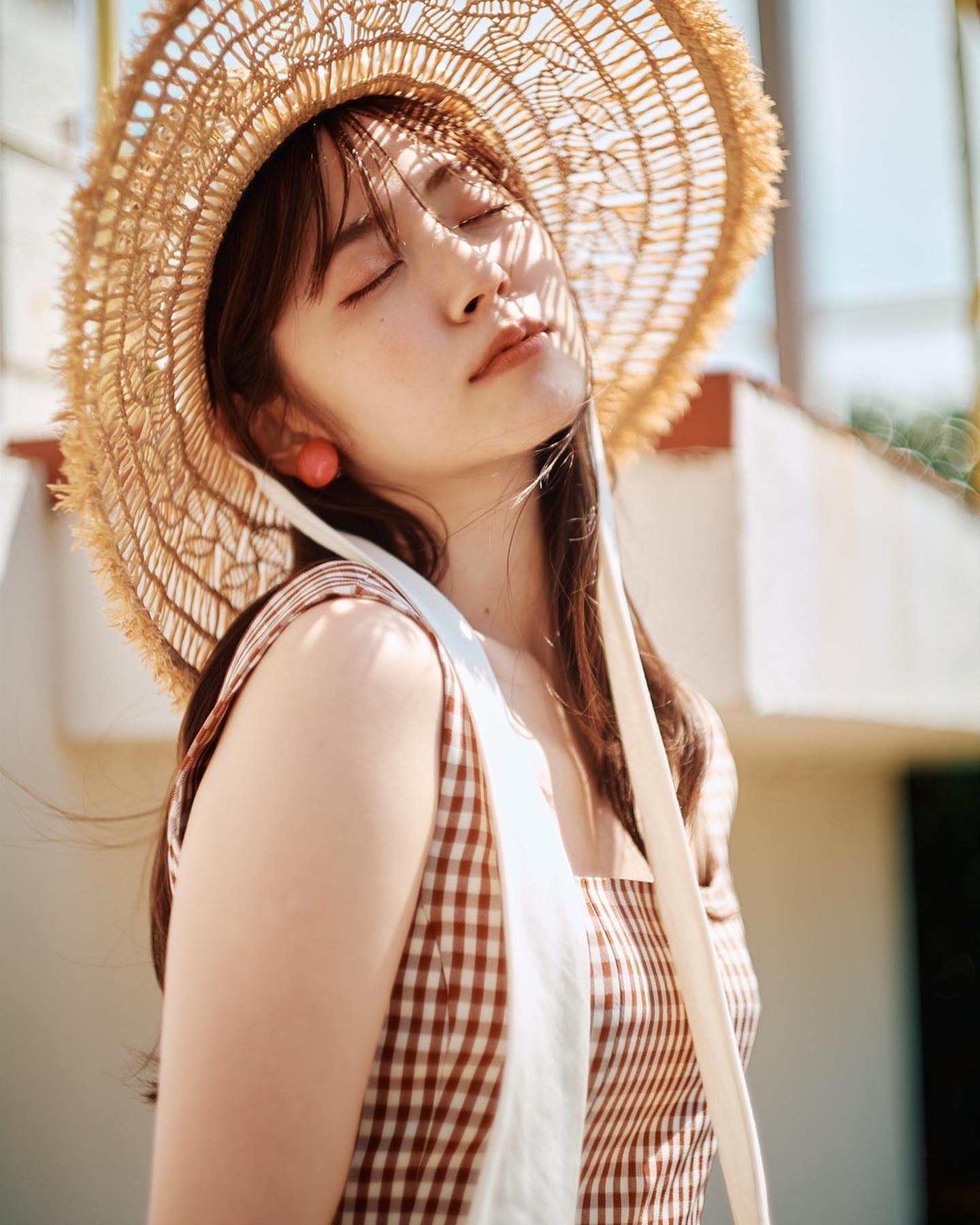 麦わら帽子で夏先取り👒鈴木愛理さんが雑誌のアザーカットを公開💖🐰「#もう夏が来るね」