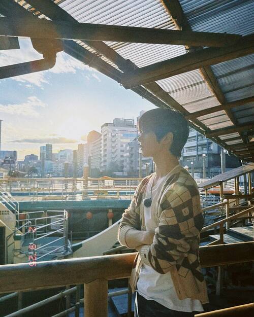 日本滞在1週間以上の大人気韓国アイドル坂本龍一の「Aqua」と共に素敵な写真を投稿