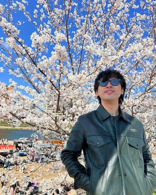 東海オンエア・としみつ、岡崎公園の桜を満喫。ジャケットと桜のコントラスト映えが話題に！