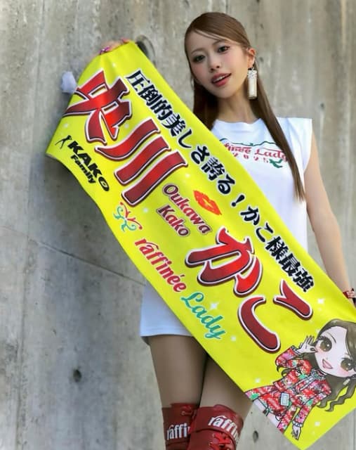 央川かこがグッズでの応援に感激⁉美脚をチラ見せでファンを魅了