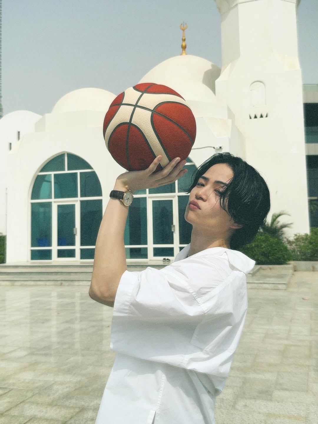 菊池風磨、サウジアラビアで魅せたオフショット　「かっこよすぎる」と話題