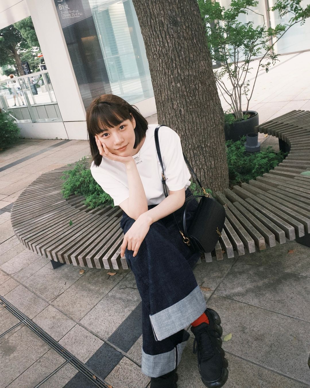 女優・のんが仕事終わりの最新ショットを公開！1年中履いているものとは...？