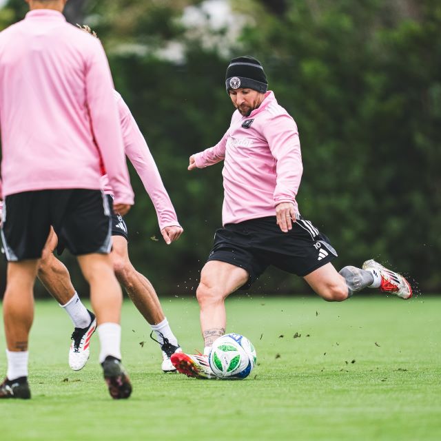 メッシの脚がデカすぎると話題に